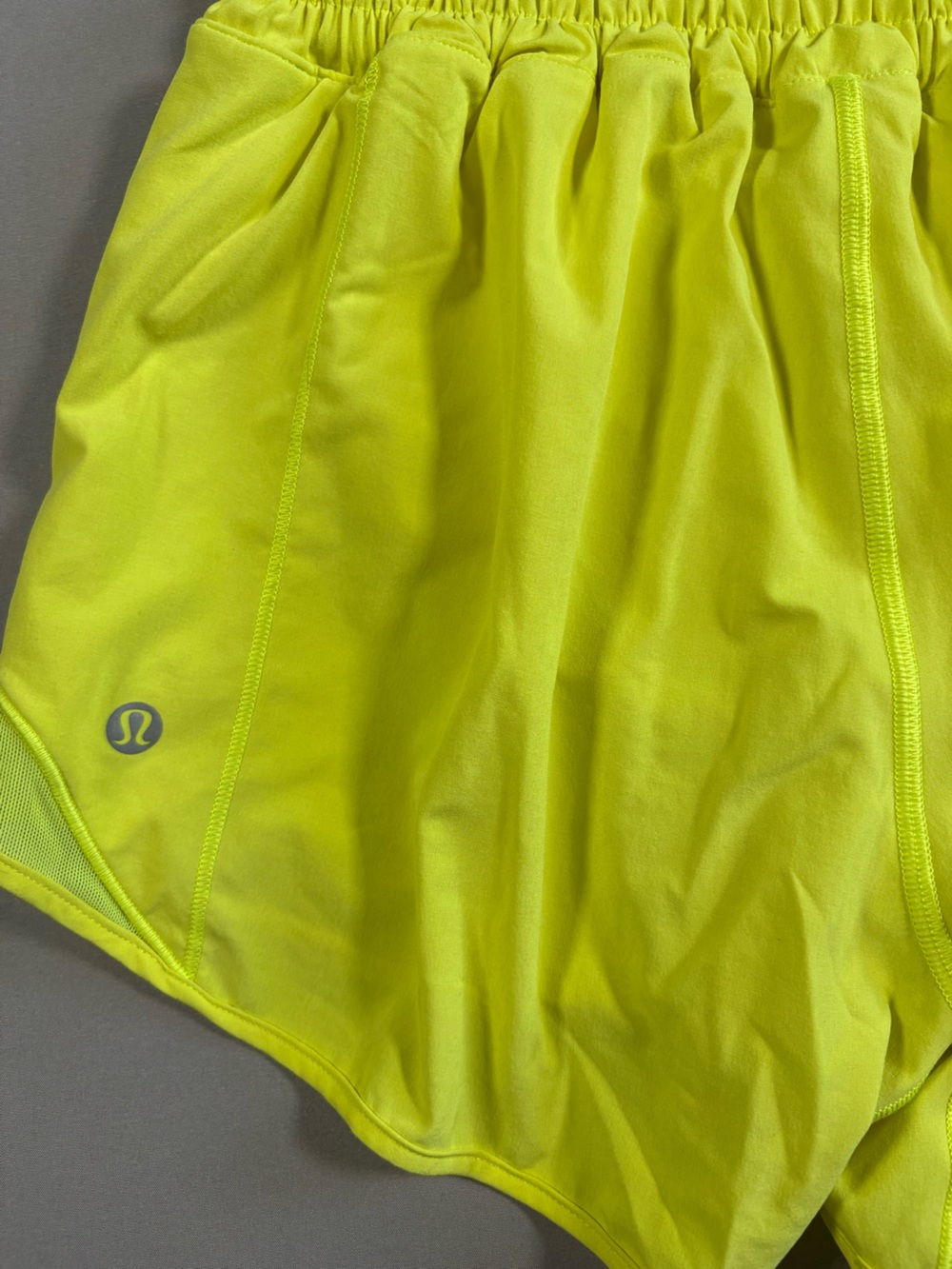 Lululemon Women's Hotty-Hot Shorts Size 6 Highlight Yellow Lined Running Shorts - Picture 8 of 8